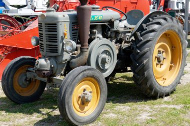 Pontasserchio, Pisa İtalya 04-22-2023 - Pontasserchio, Toskana 'da düzenlenen Agrifiera etkinliğinde bir Landini antik tarım makinesi