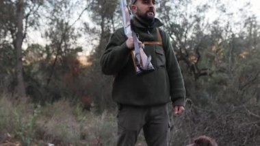 Avcı adam doğaya bakarken silahını tutuyor. Av sezonu konsepti.