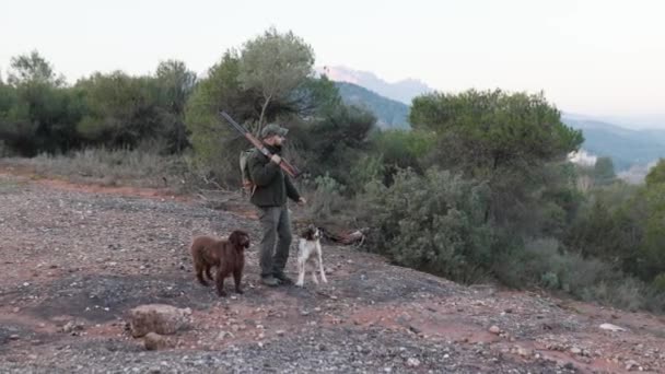 Hombre Cazador Caminando Por Montaña Con Sus Perros Caza Concepto — Vídeo de stock