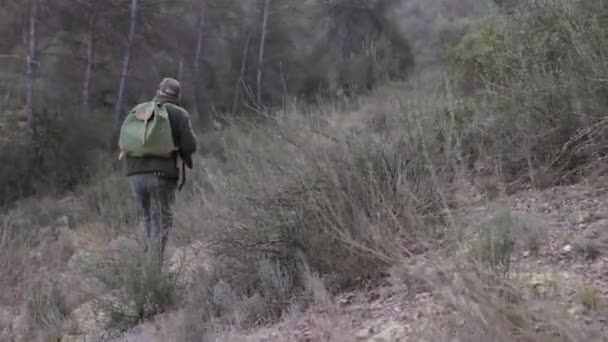 Pemburu Menembak Mencoba Untuk Berburu Burung Alam Konsep Berburu — Stok Video