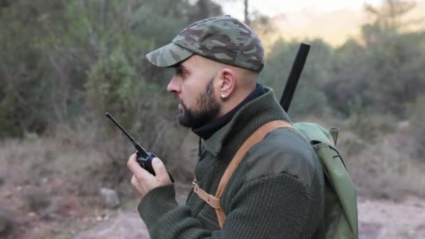 Pemburu Pria Berbicara Menggunakan Walkie Talkie Sambil Berdiri Alam Terbuka — Stok Video