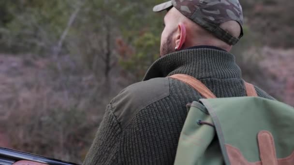 Bir Adam Tüfeği Tutuyor Dışarıda Avlanırken Etrafa Bakıyor Avlanma Kavramı — Stok video