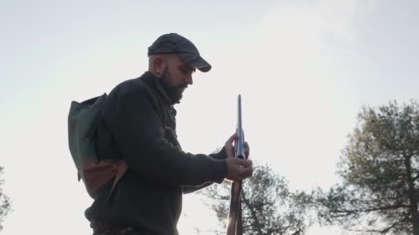 Hunter Man Schiet Kogels Uit Zijn Pistool Terwijl Hij Buiten — Stockvideo