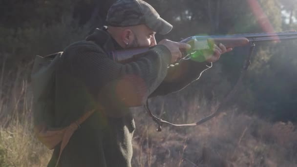 ハンターの男は獲物を屋外で散弾銃を目指している間に集中した 狩猟の概念 — ストック動画
