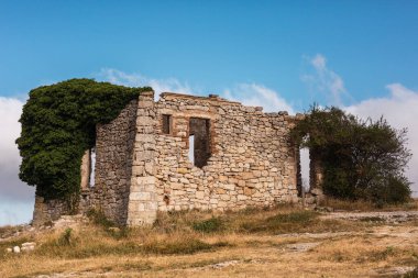 La Mussara, tarragona, katalonya ve İspanya 'da terk edilmiş eski bir evin kalıntıları. Dağ, mavi gökyüzü ve bulutlarla