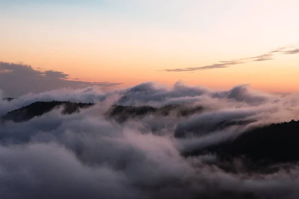 Montaña Del Mussara Puesta Del Sol Del Verano Cubierta Niebla — Foto de Stock