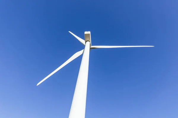 Низкоугольный Выстрел Ветряной Турбины Символизирующий Выработку Чистой Устойчивой Электроэнергии Ярко — стоковое фото