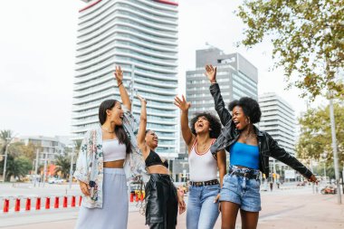 Çeşitli insanların açık havada el kaldırdığı fotokopi çekilen yatay fotoğraf.