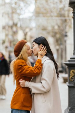 Lezbiyen çift sokakta öpüşüyor. Lgbt ve Aşk Konsepti.