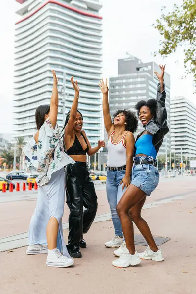 Grupo Mulheres Comemorando Juntos Uma Rua Cidade Com Prédios Modernos — Fotografia de Stock