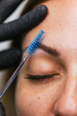 Profesyonel mikro bıçaklama, mikro pigmentasyonla kaş şeklini geliştirme