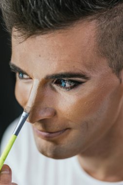 Sürükleme sanatçısı, gösteriden önce titizlikle göz makyajı yapıyor.