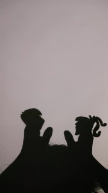 Siluetli gölge kuklalar bir çiçekle romantik bir öykü sergilerler ve bir öpücükle sona erer. Hikaye anlatma ve tiyatro temaları için mükemmel.