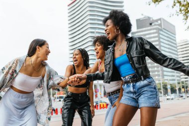 Dört mutlu iki adam şehirde bir günün tadını çıkarıyor, el ele tutuşuyor ve birlikte gülüyorlar.