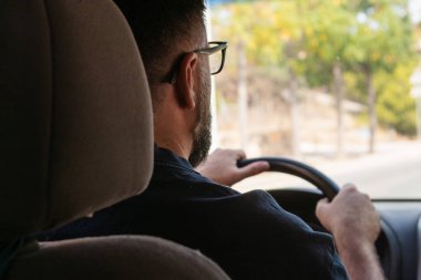 Bir minivanı ustalıkla manevra ettirmek, güneşli ve güneşli bir günde manzaranın tadını çıkarmak, bereketli manzaralar ve doğa ile çevrili.