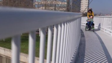 Sevgi dolu bir anne, kederli oğlunu beyin felciyle teselli eder. Dışarıda dolaşırken ona destek olur ve ilgilenir.
