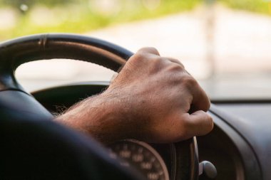 Aydınlık, güneşli bir günde bir minivan sürerken direksiyona tutunarak özgürlüğün ve maceranın özünü yakalıyoruz.