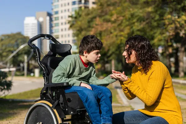 Anne, dokuz yaşındaki oğluyla beyin felci geçirip park ortamında sevgi ve destek sağlıyor.