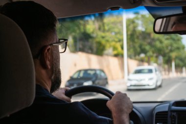 Minibüsü dikkatli bir şekilde trafikte manevra yaptırın, güneşli bir günde araçtan güvenli mesafeyi koruyun.