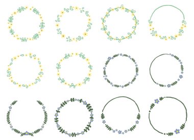Bahçe, doğal, düğün etkinliği ve bahar mevsimi süsleri için yeşil yapraklı sarmaşık ve çiçek çelengi..
