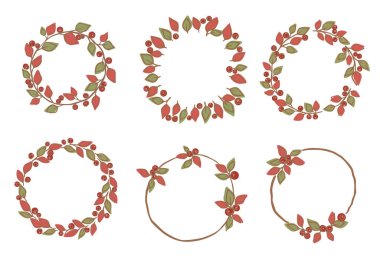 Doğa ve Noel süsü için yeşil ve pembe yapraklar ve yabanmersini çelengi.