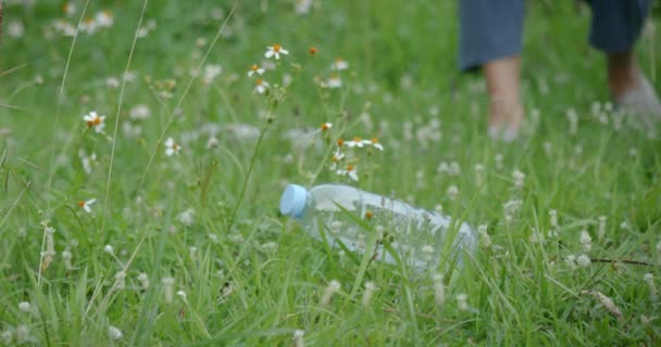 Starszy Wolontariusz Sprząta Teren Parku Zbierając Plastikowe Butelki Worka Śmieci — Wideo stockowe