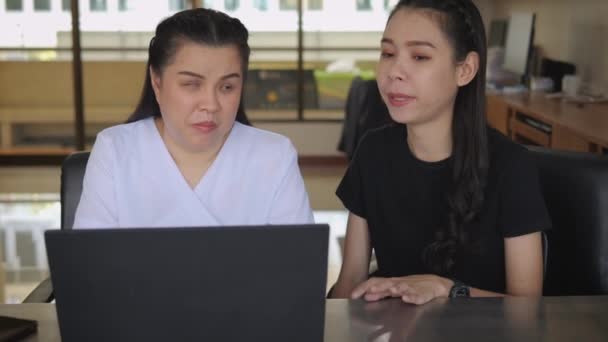 Asiatische Mitarbeiterinnen Arbeitsplatz Einschließlich Menschen Mit Blindheit Verwenden Laptop Computer — Stockvideo