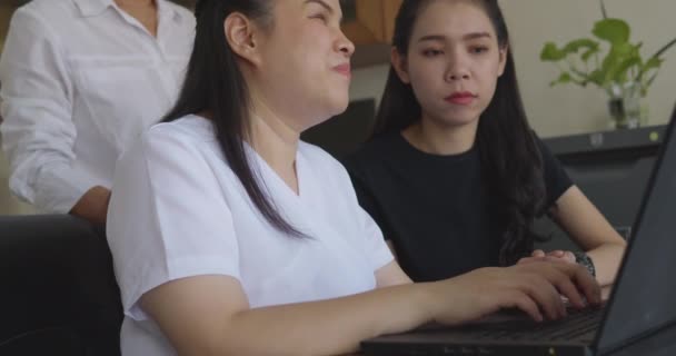 Asijské Ženy Spolupracovnice Pracovišti Včetně Osoby Postižením Slepoty Pomocí Notebooku — Stock video