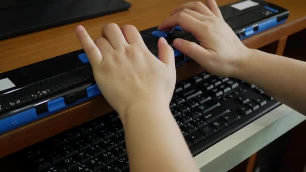 Close Hands Person Blindness Disability Using Computer Keyboard Braille Display — Stock Video