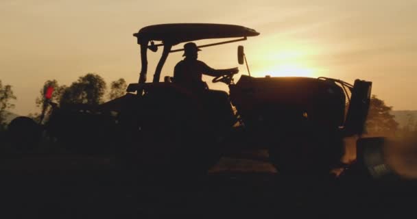 Silhueta Agricultura Paisagem Agrícola Tiro Agricultor Equitação Trator Agrícola Limpeza — Vídeo de Stock
