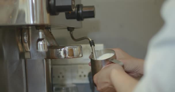 ホーム エスプレッソコーヒーマシンに統合された蒸気杖を使用してコーヒー飲料のためのバリスタ蒸気と泡ミルク — ストック動画