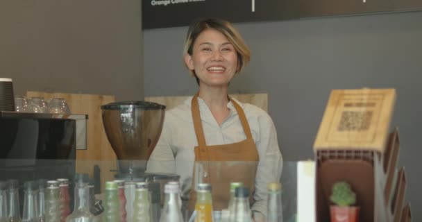 Vrolijke Aziatische Vrouw Kleine Bedrijf Cafe Eigenaar Welkom Groeten Van — Stockvideo