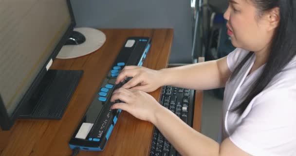 Azjatka Niepełnosprawnością Wzroku Przy Użyciu Komputera Odświeżającym Wyświetlaczem Braille Lub — Wideo stockowe