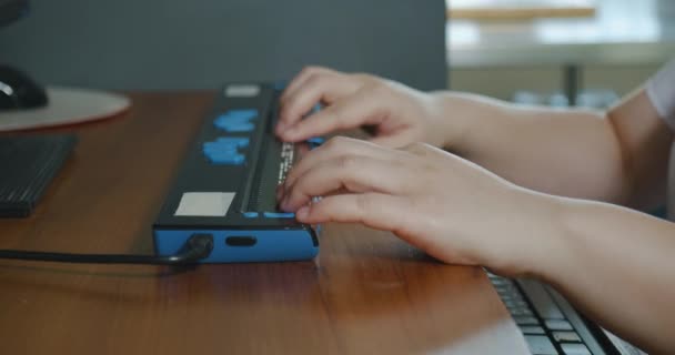 Close Hands Person Blindness Disability Using Computer Keyboard Braille Display — Stok Video