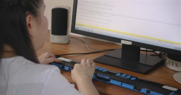 Vakságban Szenvedő Visszapillantása Braille Kijelzővel Vagy Braille Terminállal Ellátott Számítógéppel — Stock videók