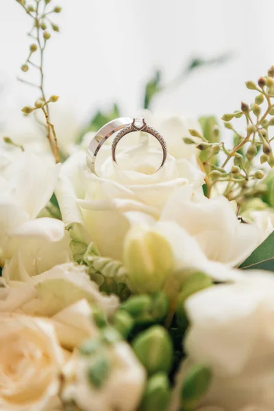 Wedding Rings Lie Beautiful Bouquet Bridal Accessories Close View Golden Royaltyfria Stockbilder