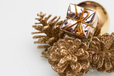 Beyaz arkaplanda çeşitli altın noel süsleri
