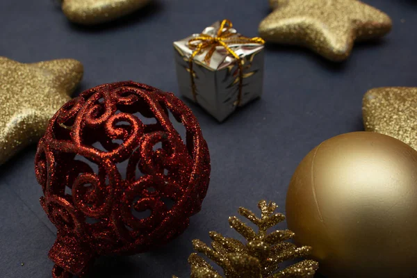 Verschiedene Goldene Weihnachtsschmuck Auf Blauem Hintergrund — Stockfoto