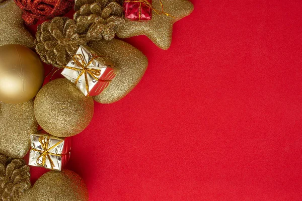 Diverse Gouden Kerst Ornamenten Rode Achtergrond — Stockfoto