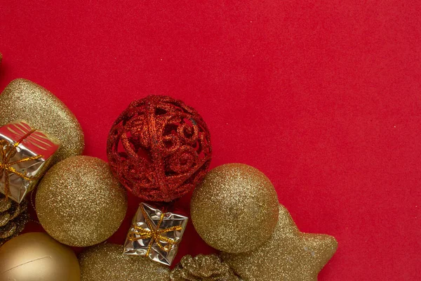 Verschiedene Goldene Weihnachtsdekorationen Auf Rotem Hintergrund — Stockfoto
