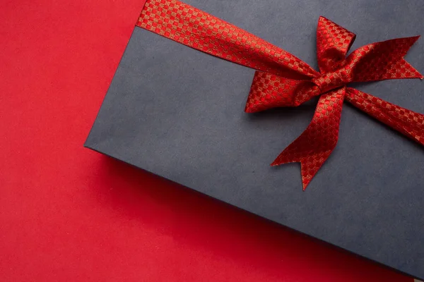 Geschenkbox Auf Dem Rot Blauen Hintergrund Stockbild