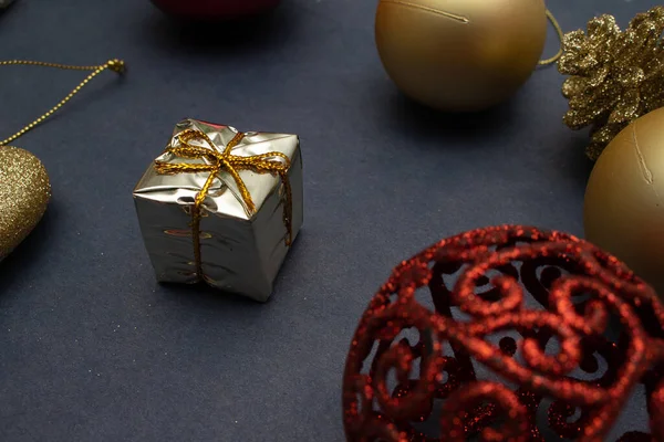  Mavi arkaplanda Noel süsleri