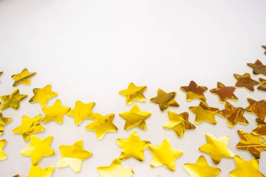 Beyaz zemin üzerinde altın yıldızlar - yeni yıl