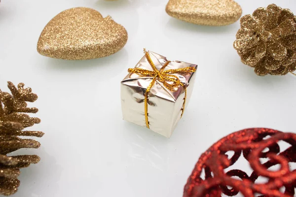 Verschillende Gouden Kerst Ornamenten Witte Achtergrond — Stockfoto