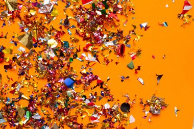 Turuncu arkaplanda renkli karnaval süsleri