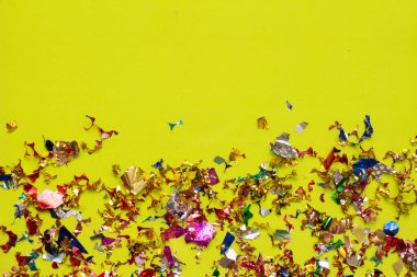 Yeşil arkaplanda renkli karnaval süsleri