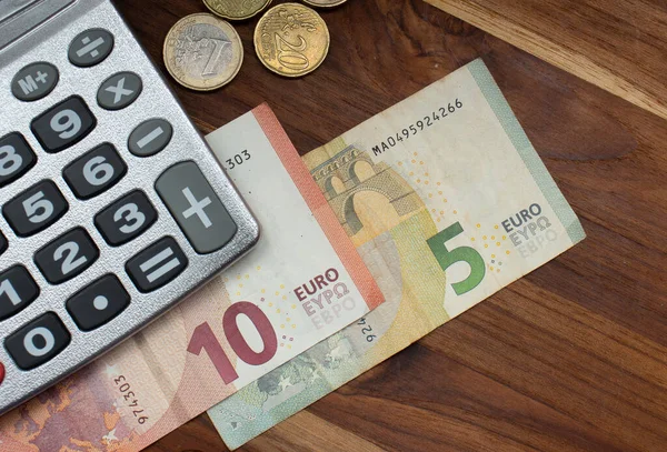 Notas Euro Várias Moedas Torno Uma Calculadora — Fotografia de Stock