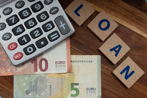 Notas Euro Várias Moedas Torno Uma Calculadora Escrito Empréstimo — Fotografia de Stock
