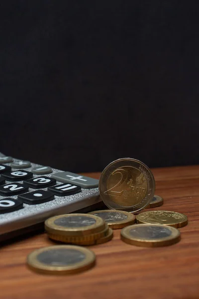 Dois Euros Várias Moedas Torno Uma Calculadora — Fotografia de Stock