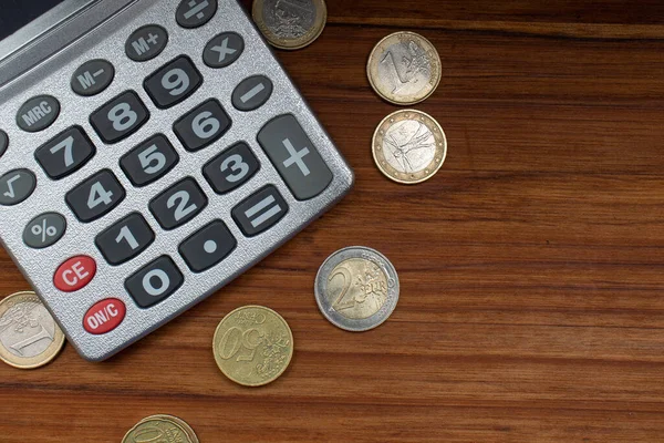 Kilka Monet Wokół Kalkulatora — Zdjęcie stockowe